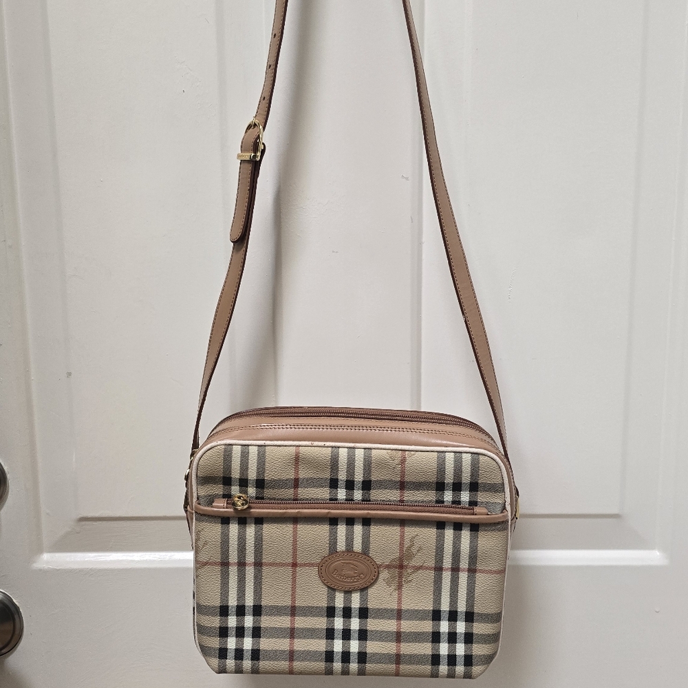 Burberry Multipocket Shoulder Bag 8 in x 10 in x 3.25 in. Bag Drop 18.5 in